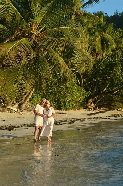 Feliz Casal Idoso Descansando Praia Tropical — Fotografia de Stock