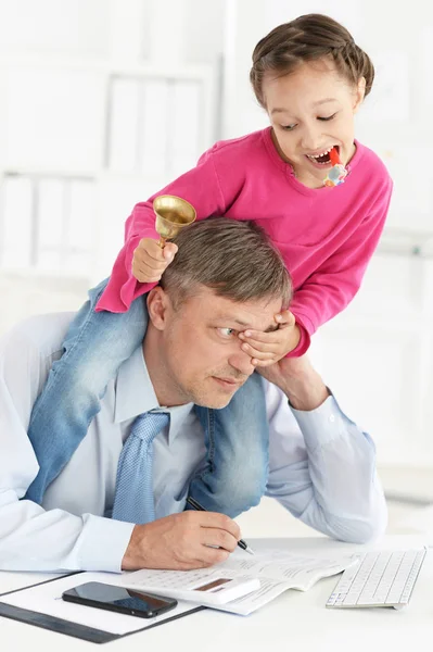 Vader Probeert Werken Terwijl Zijn Dochter Spelen Buurt — Stockfoto