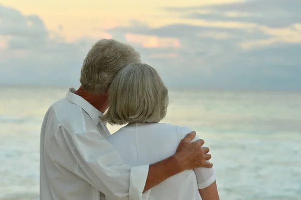 Heureux Couple Âgé Reposant Sur Plage Tropicale — Photo