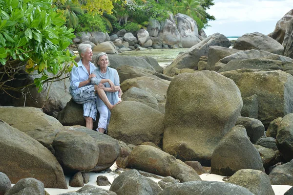 Щаслива Літня Пара Відпочиває Тропічному Пляжі — стокове фото