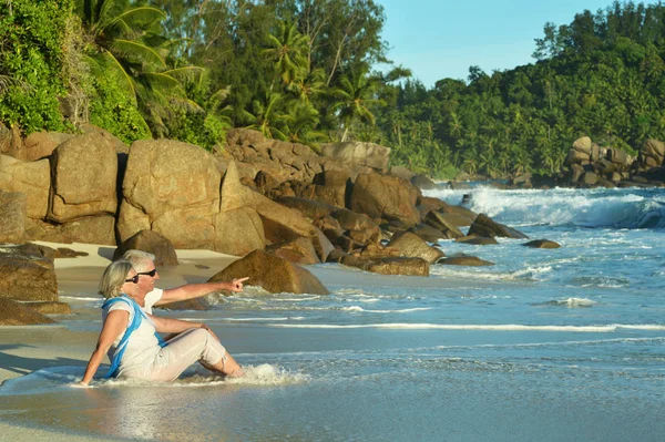 Feliz Casal Idoso Sentado Praia Tropical — Fotografia de Stock