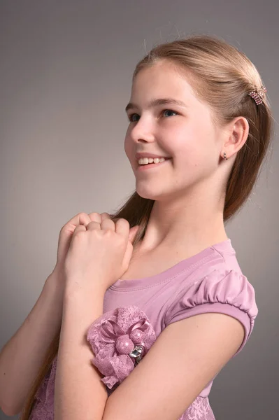 Piękna Młoda Dziewczyna Pozowanie Studio — Zdjęcie stockowe
