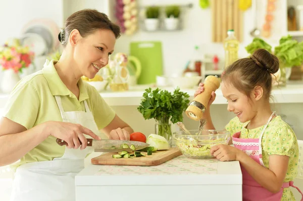 Mamma lär dotter att laga — Stockfoto