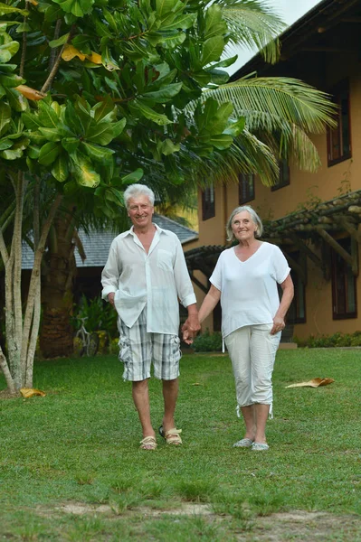 Casal Idosos Descansando Resort Tropical — Fotografia de Stock