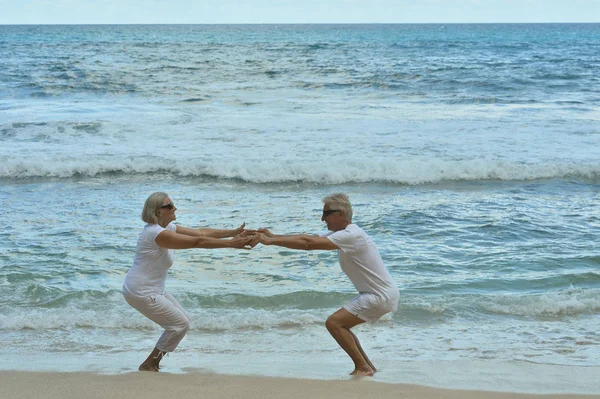 Pareja Ancianos Playa Tropical Haciendo Ejercicio —  Fotos de Stock
