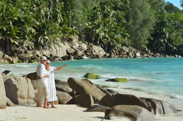 Happy Elderly Couple Resting Tropical Beach Woman Pointing Finger — Stock Photo, Image