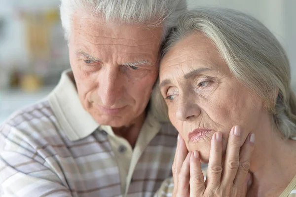 Triste Pareja Ancianos Casa — Foto de Stock