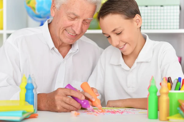 Grandfather with granddaughter drawing together — Stock Photo, Image