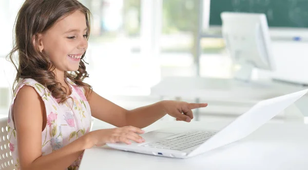 Söt Liten Flicka Gör Läxor Med Laptop Hemma — Stockfoto