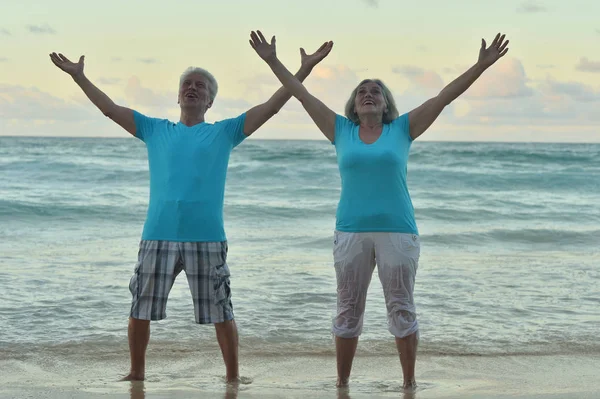 Feliz Pareja Ancianos Descansando Playa Tropical Con Las Manos Arriba — Foto de Stock