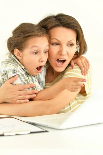 Retrato Mãe Filha Feliz Usando Laptop — Fotografia de Stock