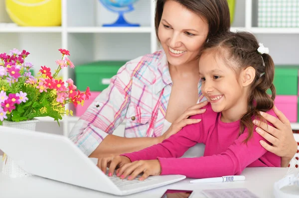 Portret Van Gelukkig Moeder Dochter Met Behulp Van Laptop — Stockfoto