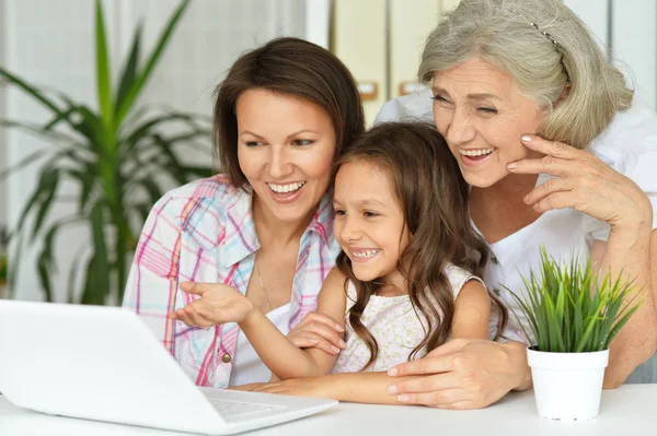 Grootmoeder Moeder Dochter Met Behulp Van Laptop Thuis — Stockfoto