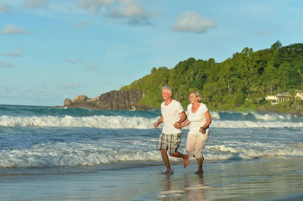 Feliz Casal Idosos Correndo Praia Tropical — Fotografia de Stock