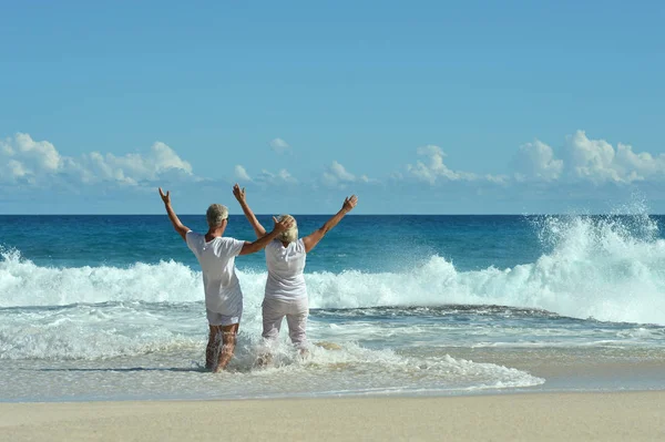 在热带海滩上休息的快乐老年夫妇 — 图库照片