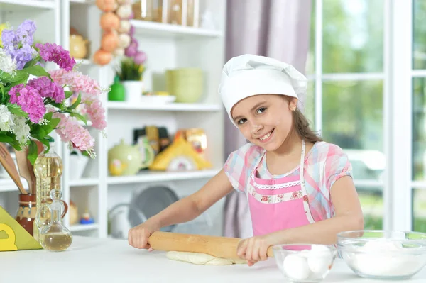 Linda Chica Hornear Cocina Casa — Foto de Stock