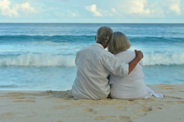 Tropik Sahilde Oturup Mutlu Yaşlı Çift — Stok fotoğraf