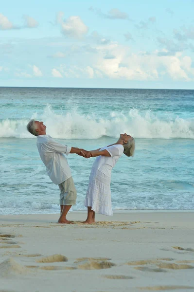 Heureux Couple Âgé Reposant Sur Plage Tropicale — Photo