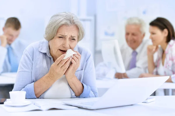 Mujer de negocios senior con portátil — Foto de Stock