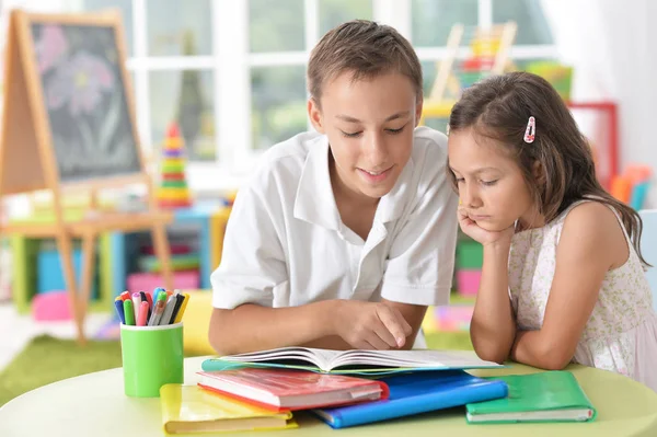 Frère Sœur Faisant Leurs Devoirs Ensemble — Photo