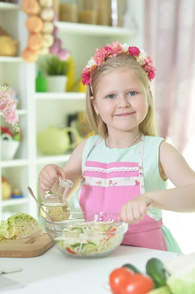 Carino Bambina Che Prepara Cena Sul Tavolo Della Cucina Casa — Foto Stock