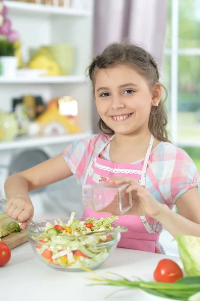 Carino Bambina Che Prepara Cena Sul Tavolo Della Cucina Casa — Foto Stock