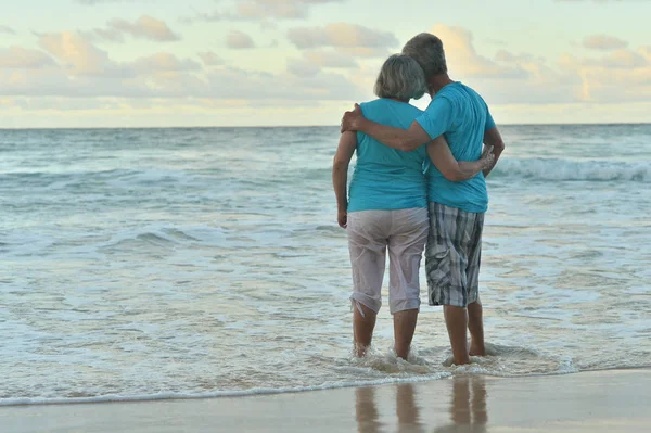 Nöjd Äldre Par Vilar Tropical Beach — Stockfoto