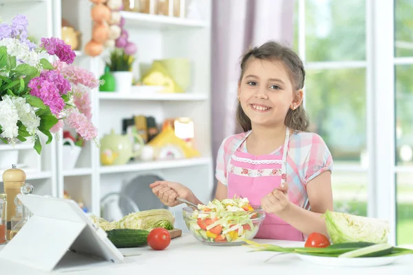 Nettes Kleines Mädchen Macht Hause Abendessen Küchentisch Mit Tablet — Stockfoto