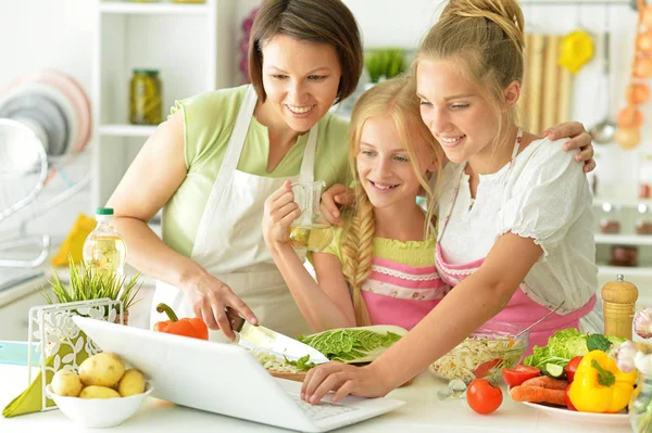 Anne ve iki kızı pişirme — Stok fotoğraf