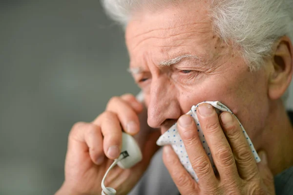 Elderly Ill Man Calling Doctor — Stock Photo, Image
