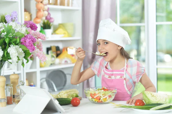 Nettes Kleines Mädchen Macht Hause Abendessen Küchentisch Mit Tablet — Stockfoto