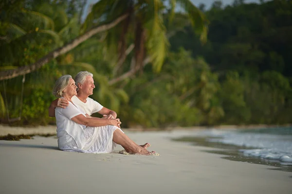 Glückliches Älteres Paar Ruht Sich Tropischen Strand Aus — Stockfoto