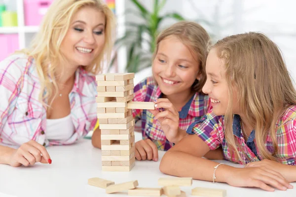 Moeder Met Twee Schattige Tweeling Zussen Plezier Samen Thuis — Stockfoto