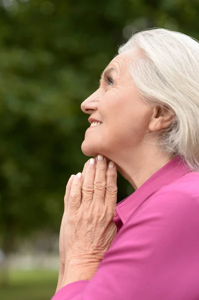 Outdoor Portret Van Senior Vrouw Bidden — Stockfoto