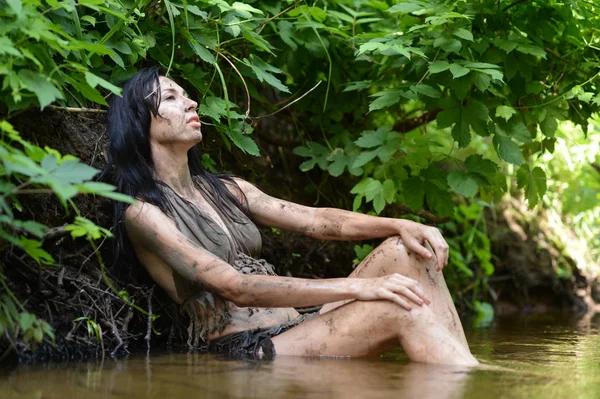 Selvagem Jovem Mulher Preto Roupas Posando Rio — Fotografia de Stock