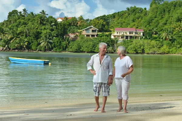 Feliz Pareja Ancianos Caminando Playa Tropical — Foto de Stock