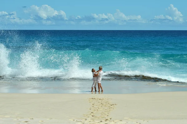 Счастливая Пожилая Пара Танцует Тропическом Пляже — стоковое фото