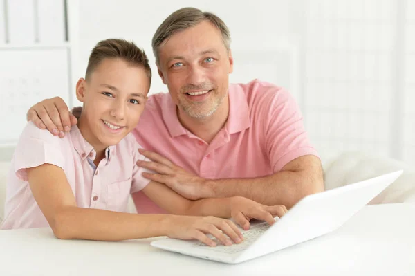 Filho Pai Usando Laptop Casa — Fotografia de Stock