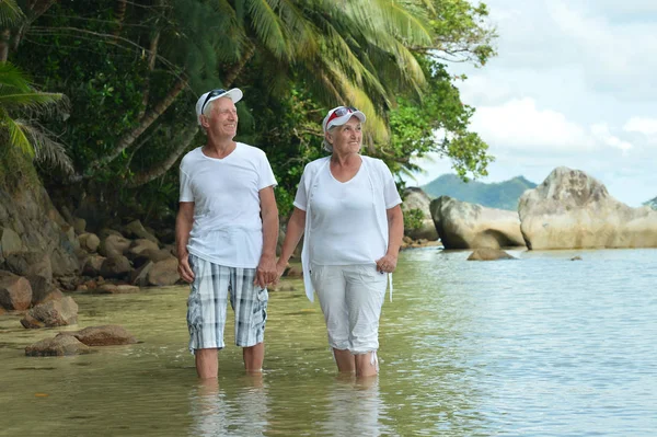 Feliz Pareja Ancianos Descansando Playa Tropical —  Fotos de Stock