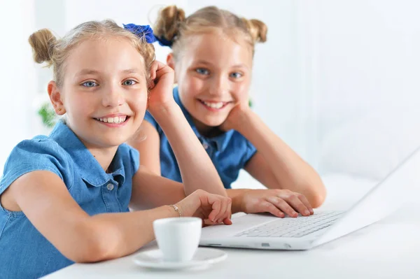 Two Adorable Twin Sisters Using Laptop Home — Stock Photo, Image