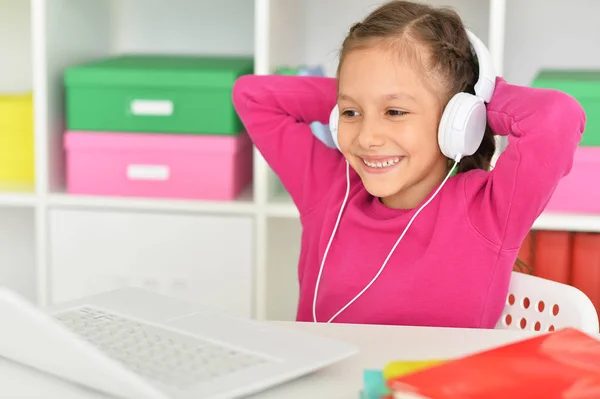 Menina Emocional Bonito Usando Laptop Casa — Fotografia de Stock