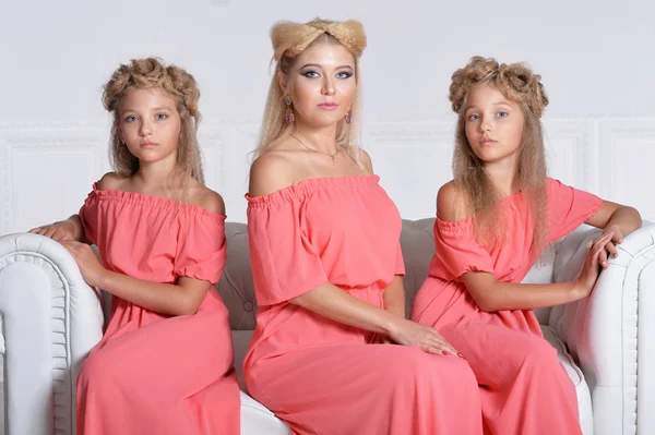 Mère Avec Deux Sœurs Jumelles Adorables Dans Belles Robes Roses — Photo