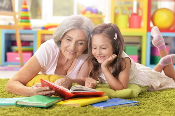 Abuela Con Pequeña Nieta Dibujando Con Lápices Colores — Foto de Stock