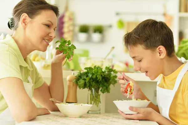 Moeder en zoon eten Salade — Stockfoto