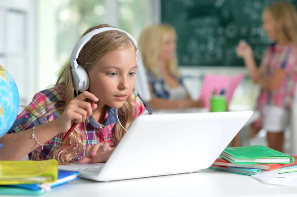 Belle Petite Fille Salle Classe Travaillant Avec Ordinateur Portable — Photo