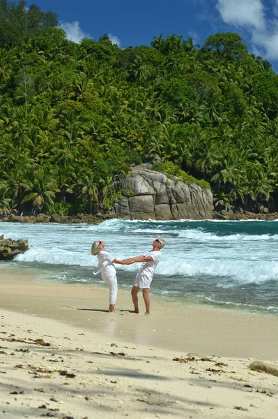 Feliz Casal Idoso Descansando Praia Tropical — Fotografia de Stock