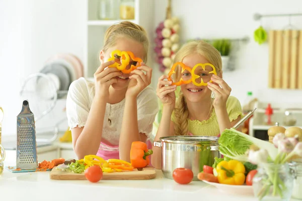 Meninas se divertindo na cozinha — Fotografia de Stock