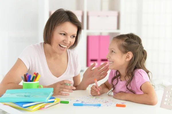 Mooi Klein Meisje Haar Moeder Samen Huiswerk — Stockfoto