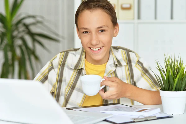 Adolescente Menino Usando Laptop Enquanto Bebe Chá — Fotografia de Stock