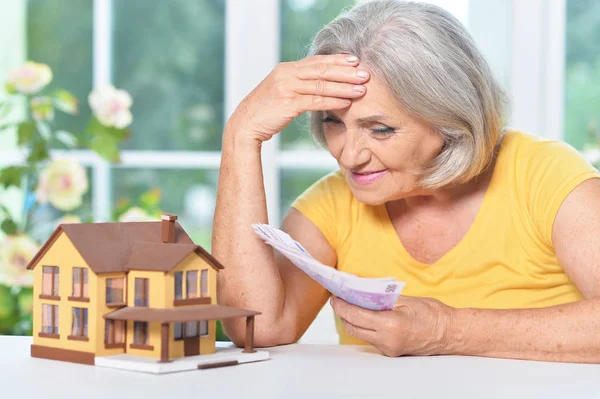 Smiling Senior Woman Holding Money Mortgage Concept — Stock Photo, Image